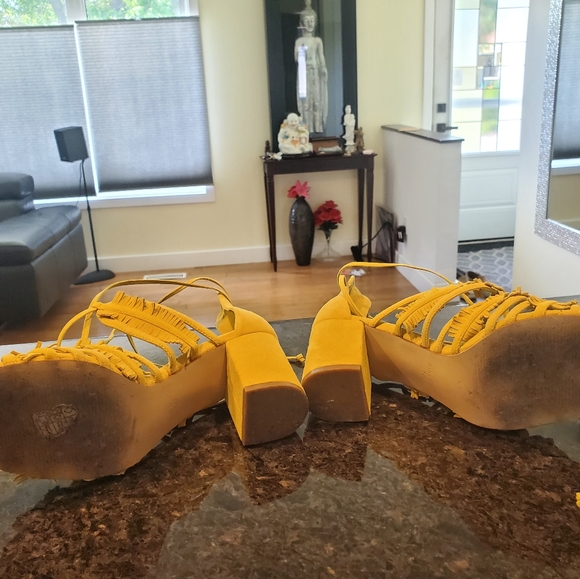 Shoes - Picture 3 of 9